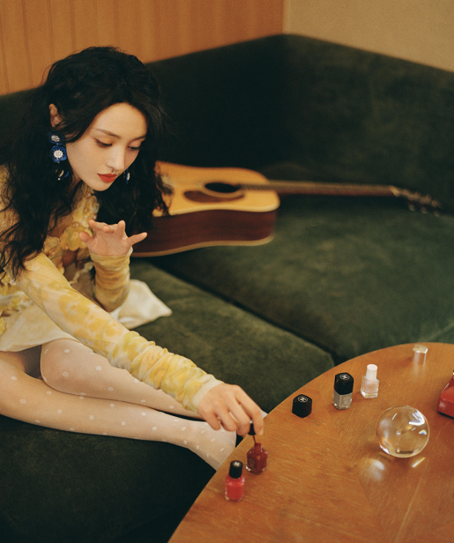 郑爽时尚芭莎明星电子刊穿白色丝袜的小腿细得有点过分了