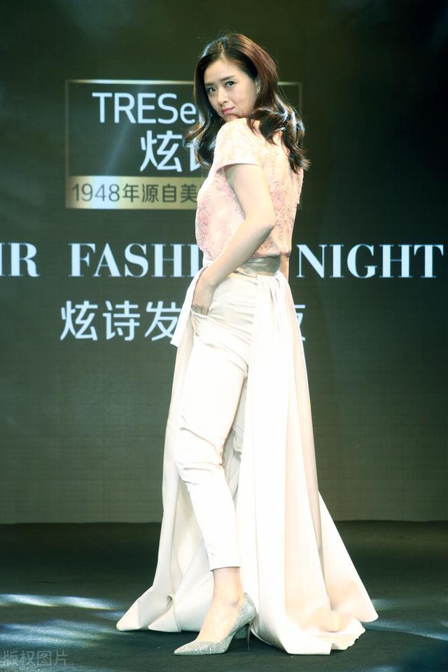 41岁蒋欣舞台走秀,这年龄好美丽