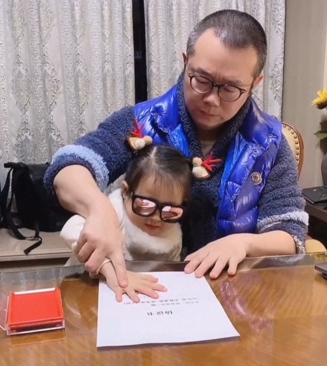 43岁主持人涂磊近况鬓角发白发福明显卖力跳舞为带货太心酸