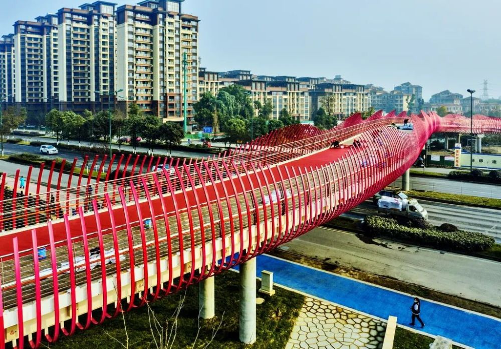 都江堰首座人行天桥开放走哇去打卡