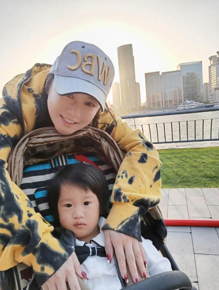 邹市明老婆素颜太憔悴!生完三胎活力十足,小儿子正面曝光太萌