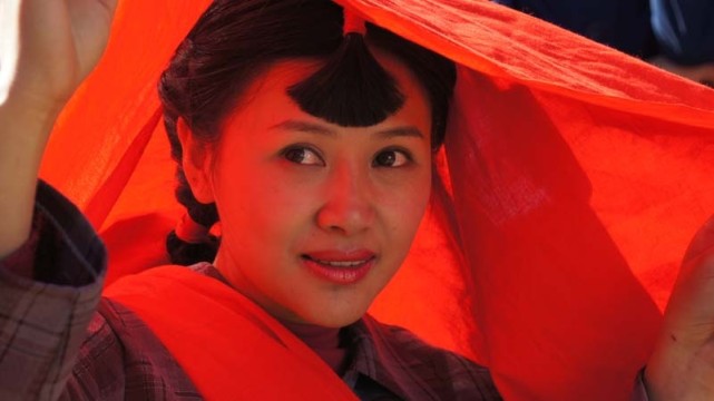 丈夫外出打工8年回来时妻子却要嫁人电影系红裤带的女人