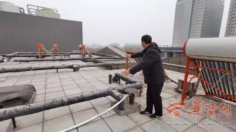 屋顶供热管道坏了家里遭灾西安玉祥阁小区业主水盆放床上接水