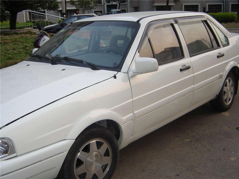 经典桑塔纳2000被改装,全车"原谅色",内饰变化让人一言难尽!