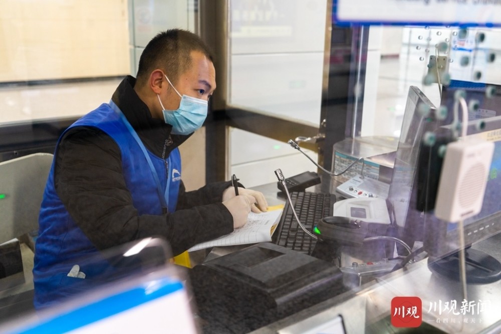 早上5:50,在岗位上的地铁售票员.