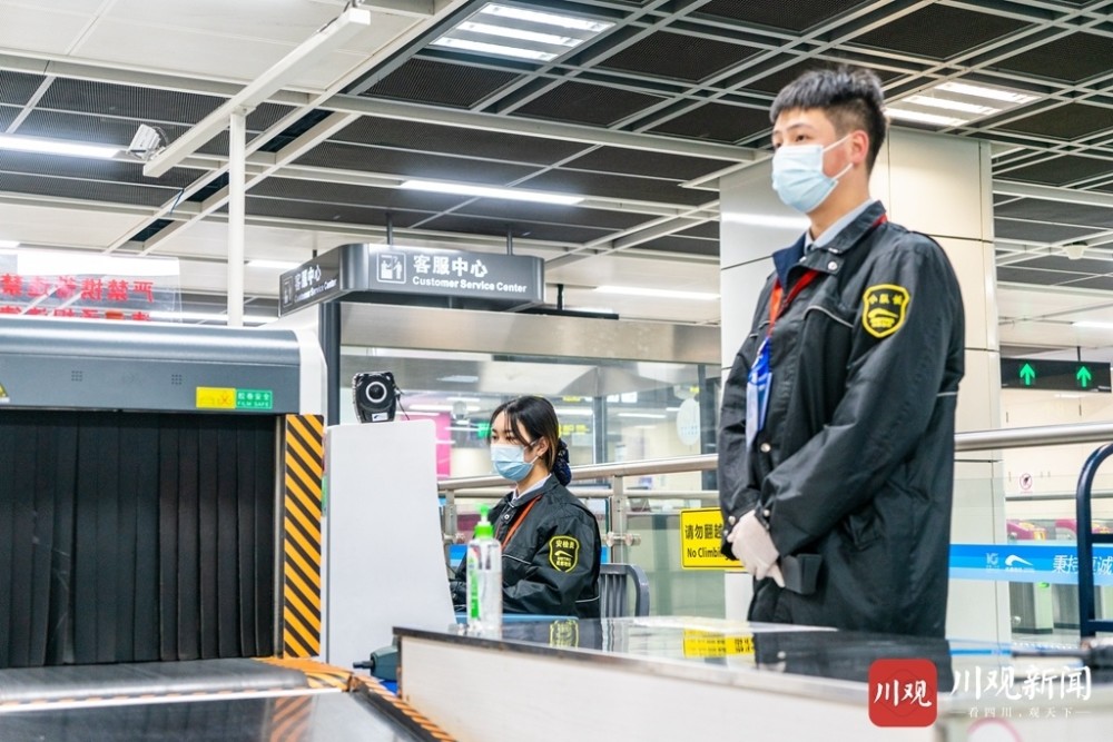 早上5:55,在岗位上的地铁安检人员.