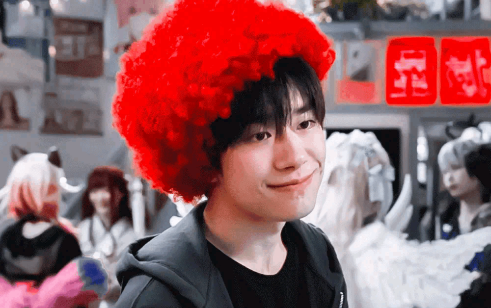 不知道各位友仔友女有没有发现,易烊千玺连续两部电影都剃光头了!