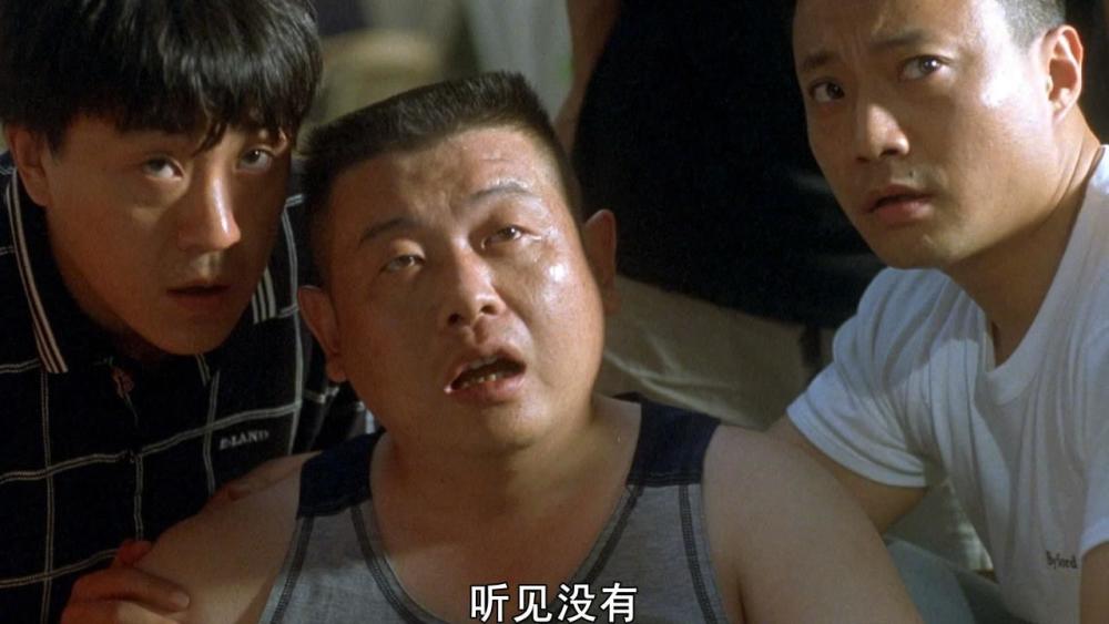 而相比这两个故事的荒诞,帮助大男子主义的张富贵体验"吃瘪"和帮失恋