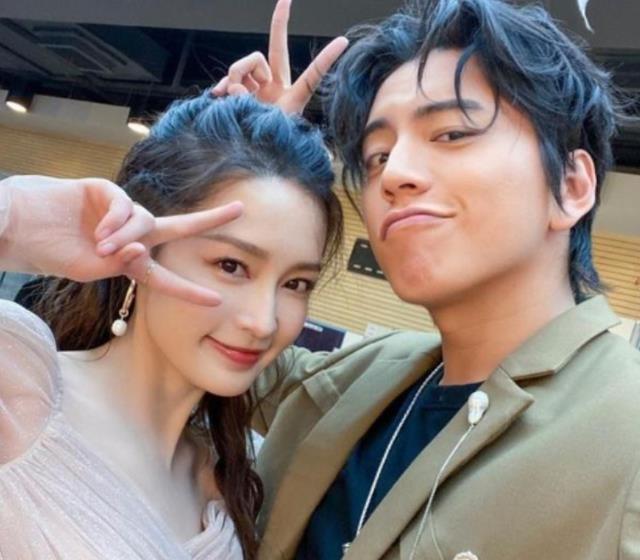 王大陆晒与李沁亲密照,"小鸟依人"靠在一起,网友:官宣了?