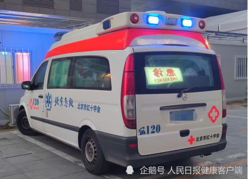 傍晚还在运送病人的120救护车  . 石梦竹/摄