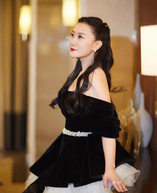 43岁谭晶久违露面穿蛋糕露肩裙身材比歌声还惊艳新发型超减龄