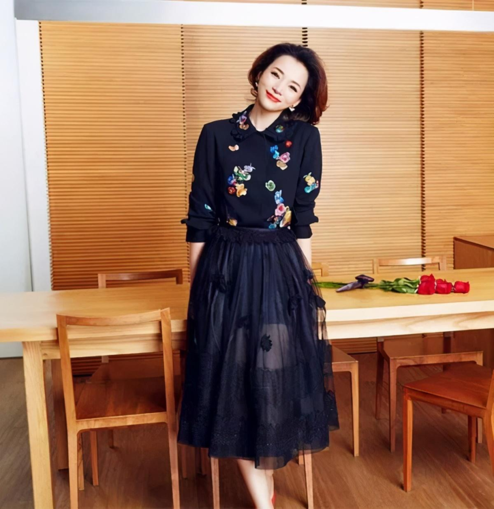 董卿的波波头太加分衣品气质都很赞穿出中年女人想要的精致感