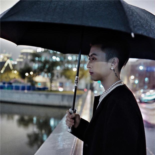 秦奋新造型绅士风十足却因1颜值问题网友直言不完美