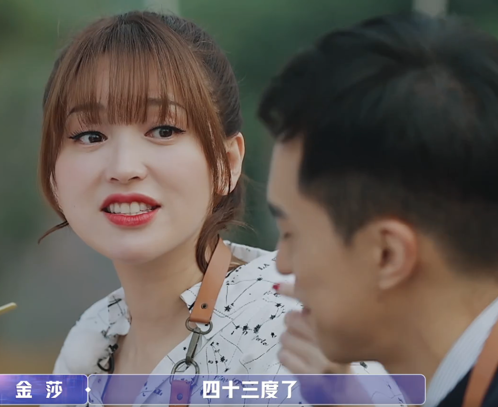 盛况本来就很羞涩,连动都不敢动,静静配合金莎,让她手工测