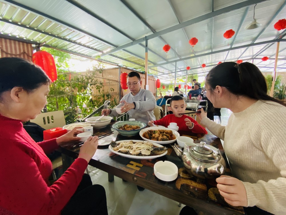 乡村美食受青睐 农家乐里过元旦