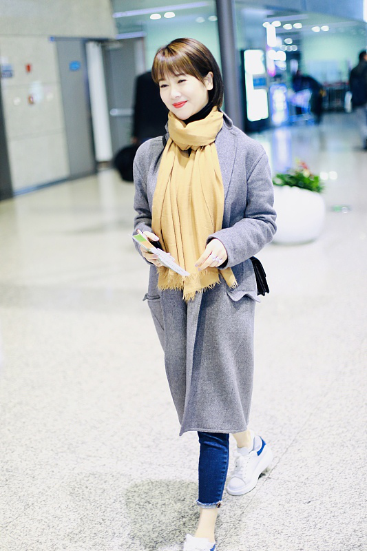 左小青衣服了得一件灰色大衣配牛仔裤走机场基础款穿出高级感