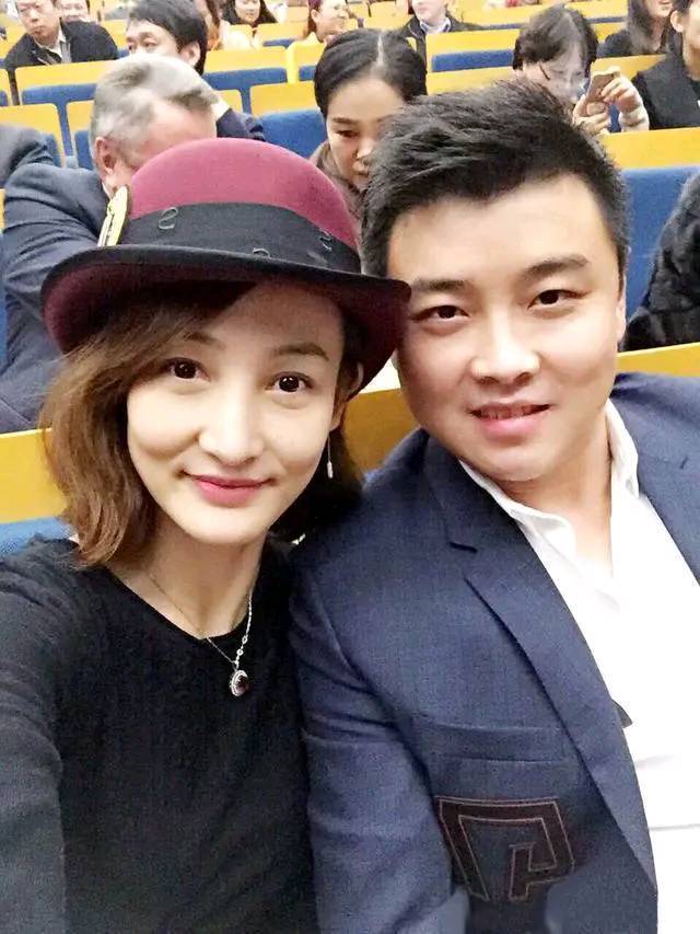 当时王皓向闫博雅要了电话号码,两个人住的地方也并不是很远,都在北京