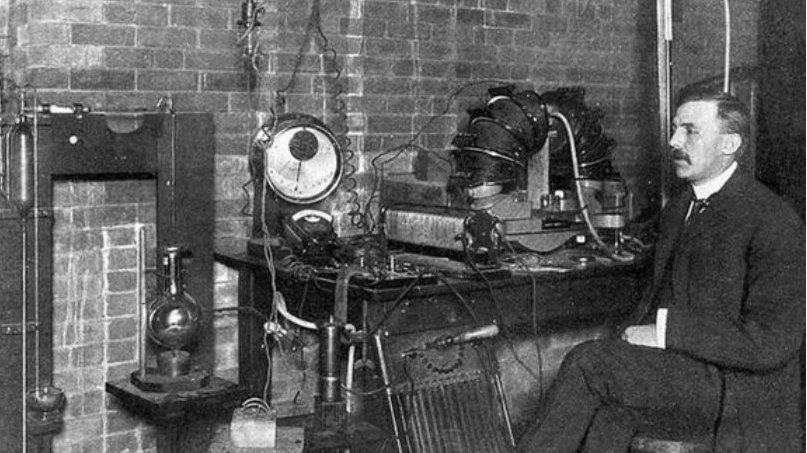 1919年1月3日,英国物理学家卢瑟福用α粒子轰击氮原子,最终得到了氧