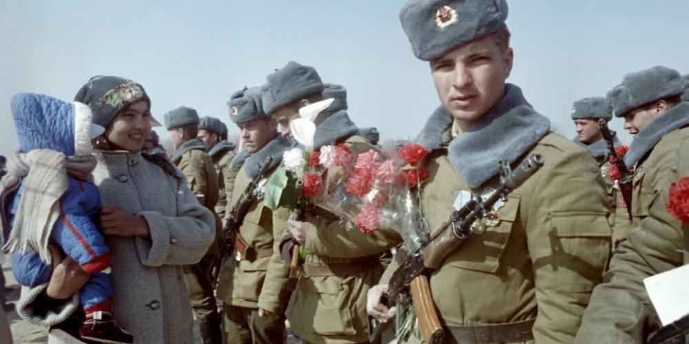 幅度增长,于是有了更多的钱壮大军事实力,苏军一边研究着各种先进装备