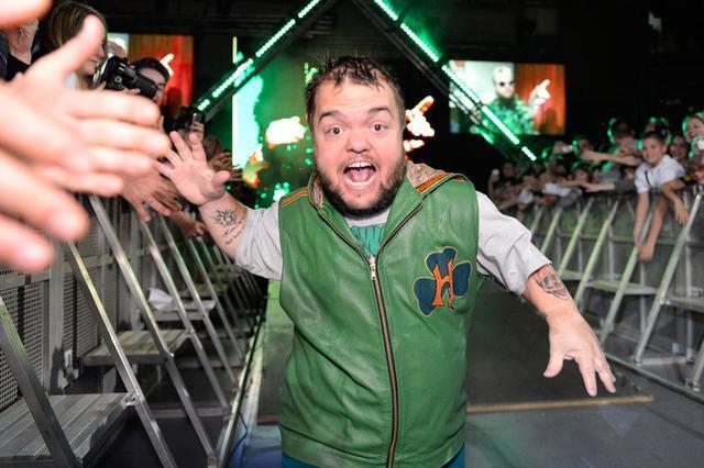 而wwe给他的待遇也相对偏低,如今wwe已彻底放弃了小霍恩,而他目前小