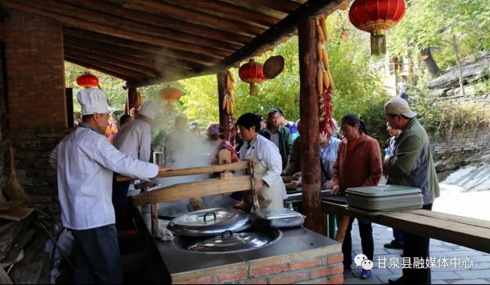 用碾子碾去皮后的白嫩荞麦粒,被称为"荞麦糁子,再装进石磨里磨,经过