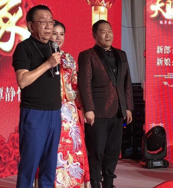 58岁谢东跑商演养家，默认是侯宝林私生子？同框侯耀华长得太像_腾讯新闻