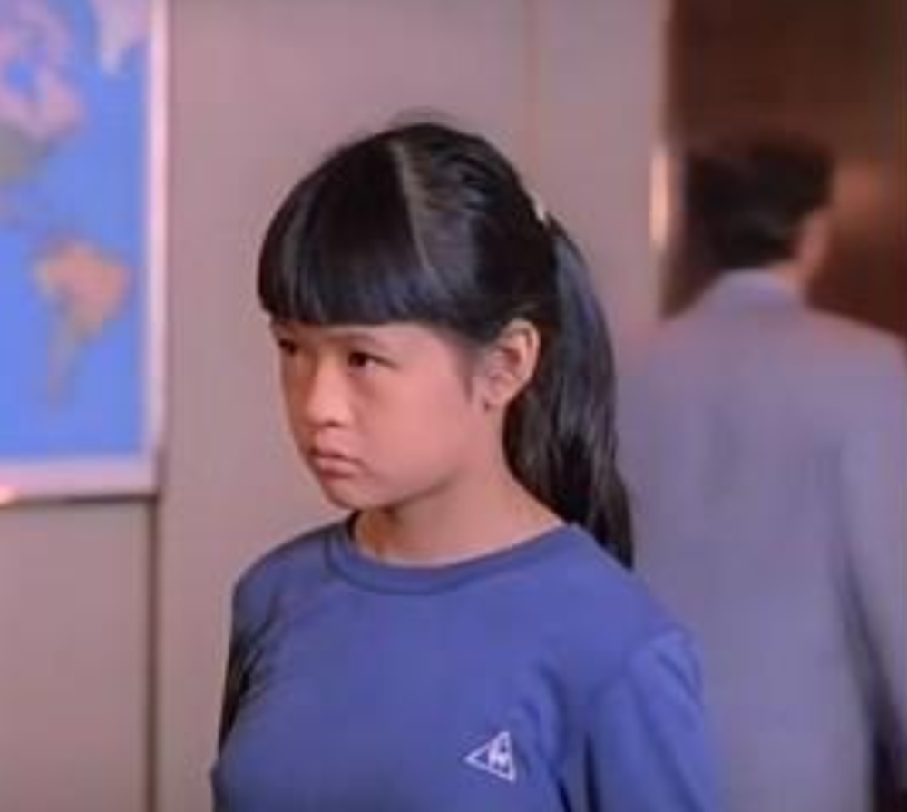 11岁的时候,关佩琳直接在片场当众指着周星驰数落,说他没有演技.