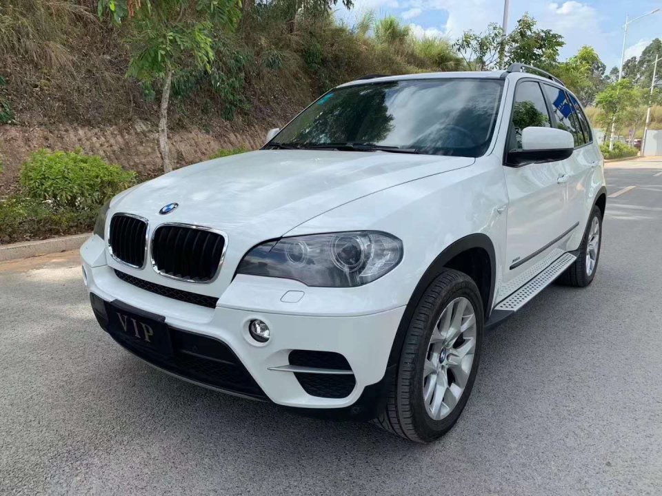2013年宝马x5售价12.8万,拥有动感迷人的车身比例,看到就会爱上
