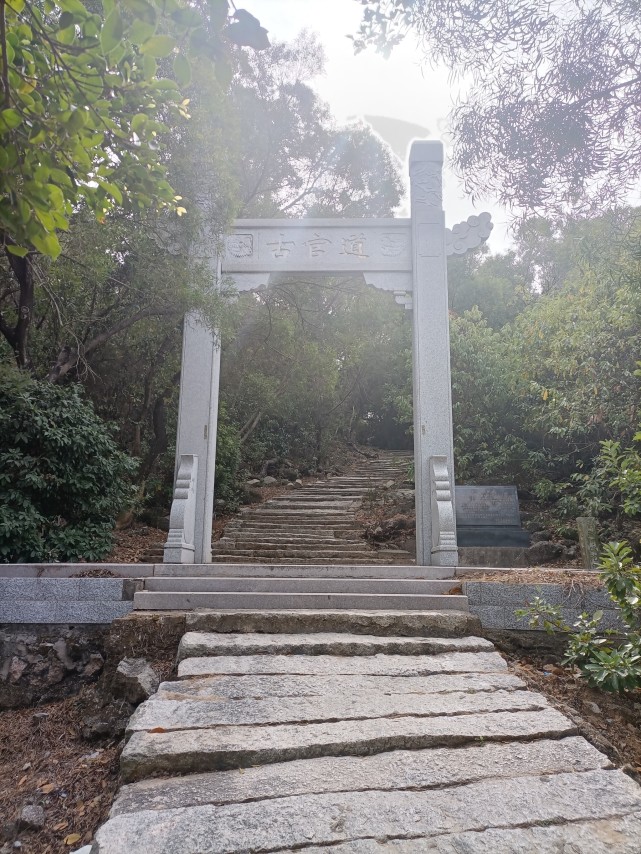 >观音岭古官道遗址位于广东省汕尾市陆丰市金厢镇十二岗村观音岭