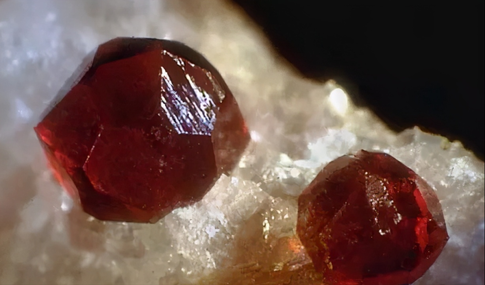 亚铁钠闪石也叫钠铁闪石,它是闪石矿物的一种,为富含铁的钠硅酸盐.