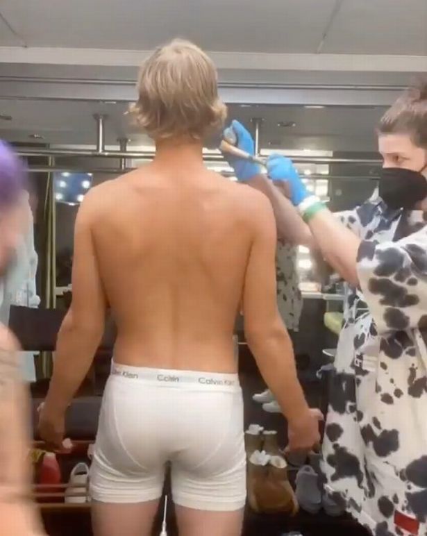 贾斯汀比伯身着四角裤亮相新造型用化妆掩盖身上的纹身