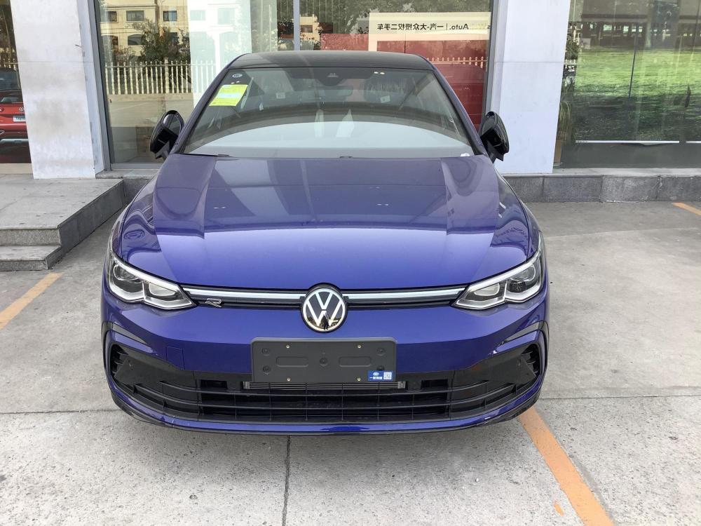 到店实拍第八代大众高尔夫星际蓝色很时尚油耗53l很省油