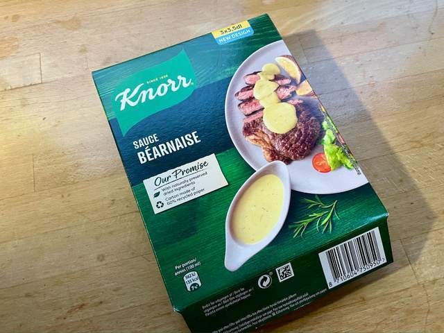 配牛排吃的酱汁品种也是很多的,我特别喜欢边尼士酱汁bearnaise,推荐