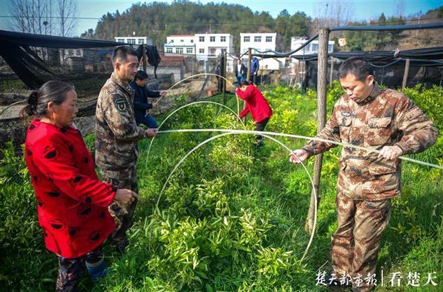 社区党群服务中心的门口,有王必成和廖荣坤两位功勋战将的塑像.