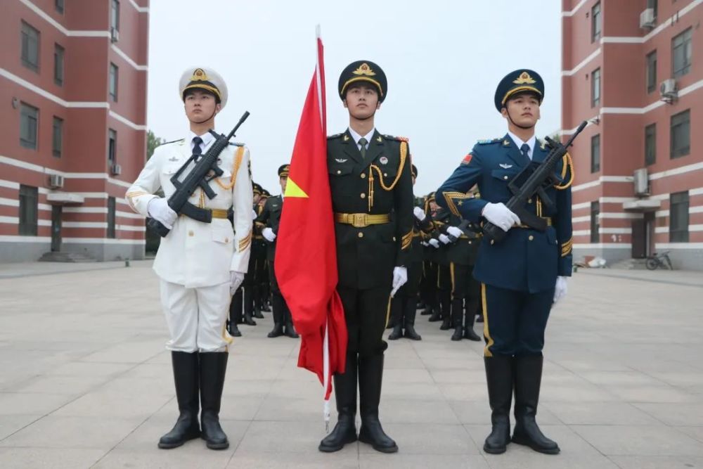 小廿廿入列河南理工大学国旗护卫队燃起