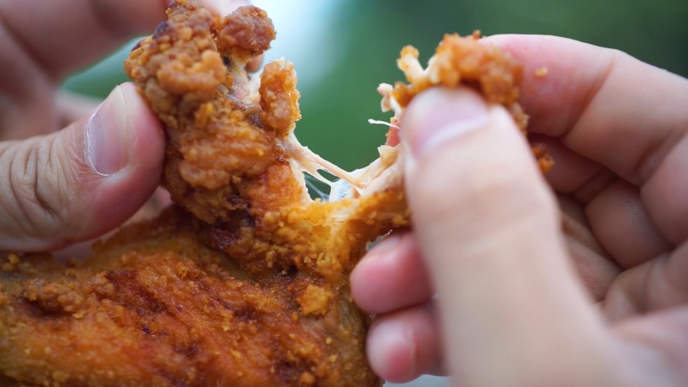 一个炸鸡腿每天都要排队吃一天要炸上百斤的鸡肉