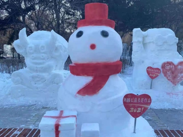 堆雪人做雪景哈尔滨各大公园雪趣浓