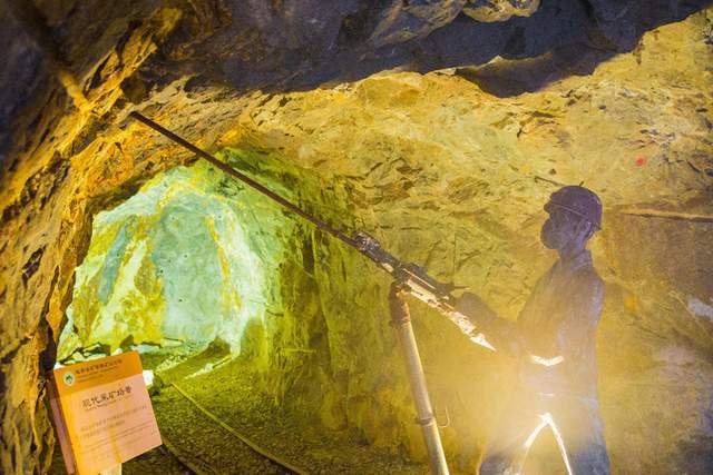 简单的对金矿的环境以及古代,现代采矿的工具和工艺做了一点了解;接