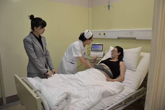 孕期左侧卧,感觉胎儿总踢打左腹部,是不是"缺氧"的求救信号