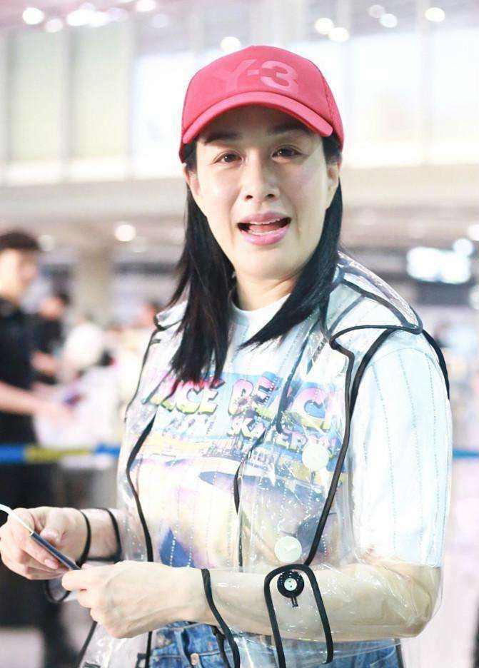 钟丽缇素颜现身寺庙看着就像快50岁了在排队的人群中不起眼