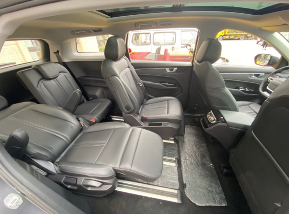 浙江小伙花14万元买辆五菱凯捷,双拼色车身,朋友戏称"迈巴菱"