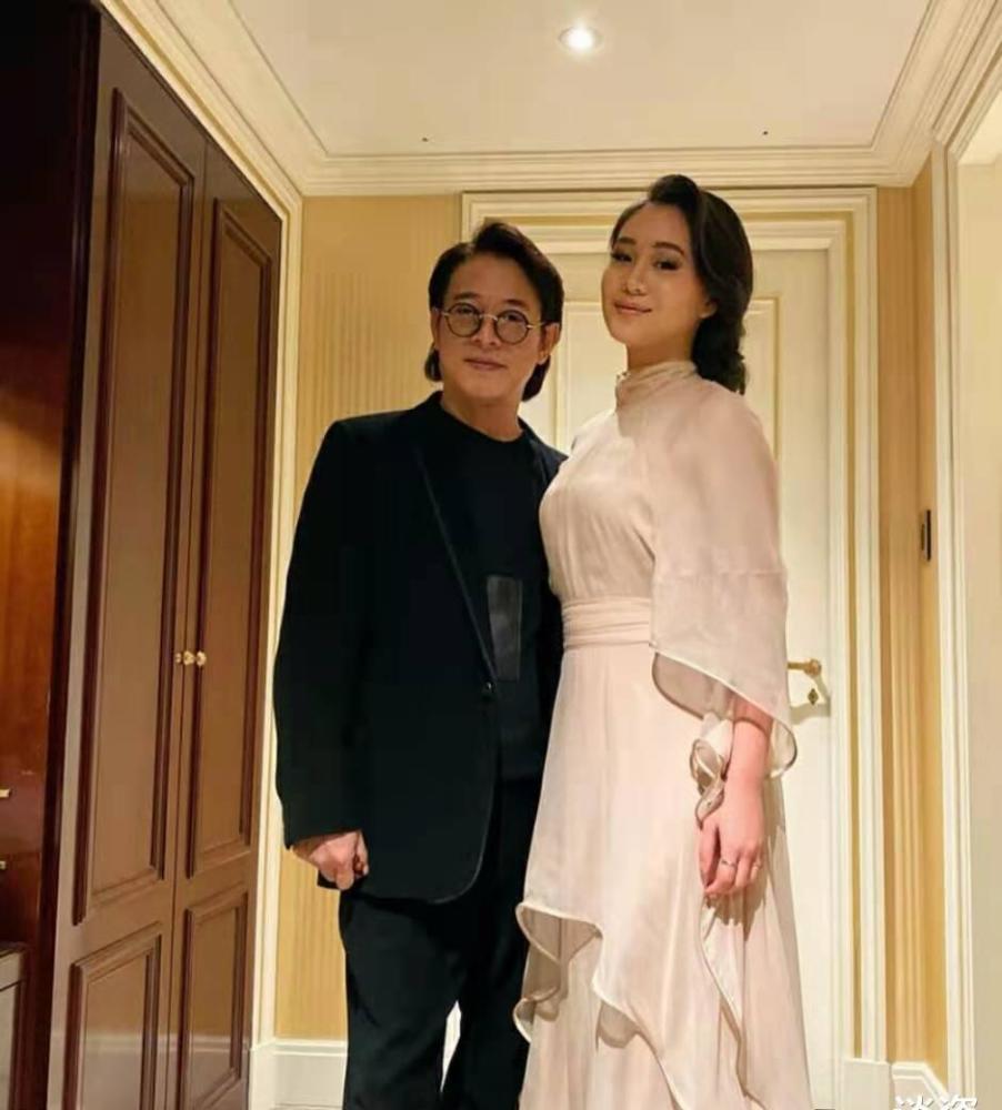 李连杰老婆利智59岁生日被大女儿赞似冻龄发文却暴露母女矛盾