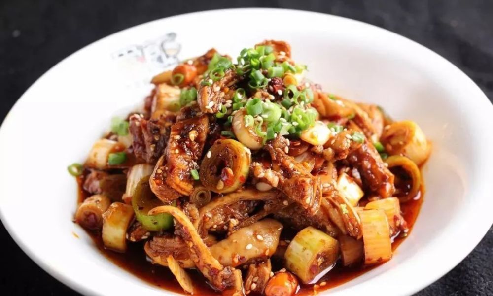 在川菜中,猪肥肠一般用于卤食,干煸,或者做成小吃肥肠粉,而此菜是把