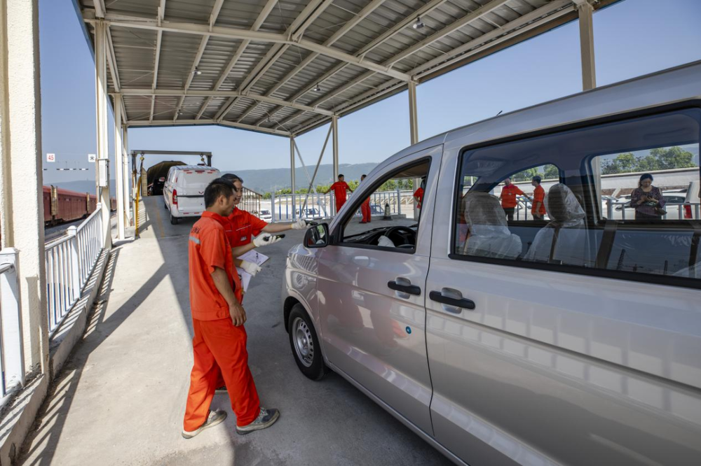 年轻的场桥司机何绍银没想到,5年前,他刚来到果园港工作时,还需要爬到