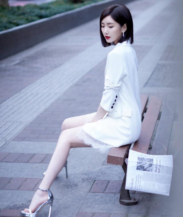 有种保守叫毛晓彤嫌裙子太短就加一层蕾丝不料腿成全场焦点