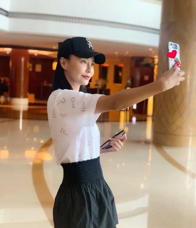 43岁马雅舒素颜好清纯,但穿的太穷酸,t恤搭条廉价阔腿裤!