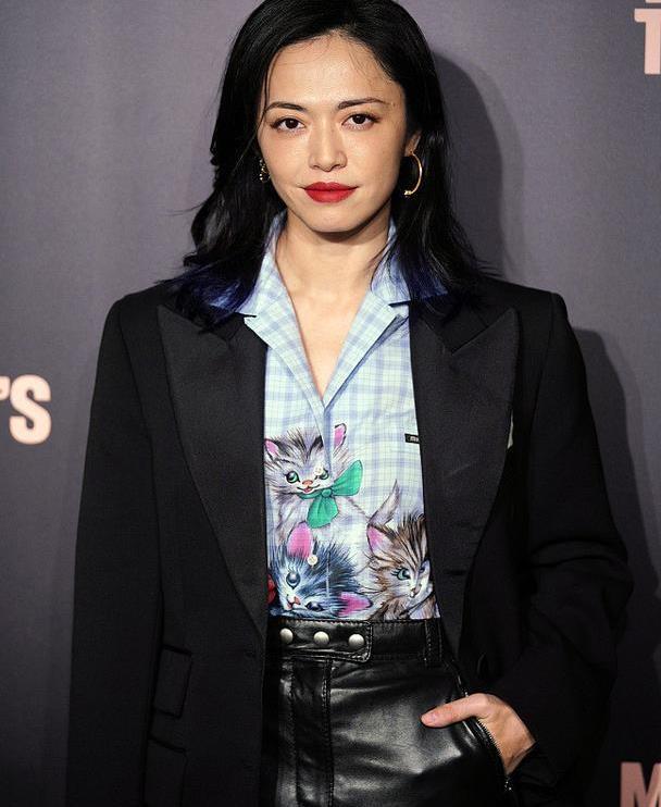 姚晨这衣品绝了 西装配猫咪衬衫高级又俏皮 不愧是职场穿搭模板 腾讯网