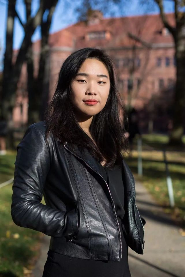 高中毕业后,她进入哈佛大学学习艺术和哲学.