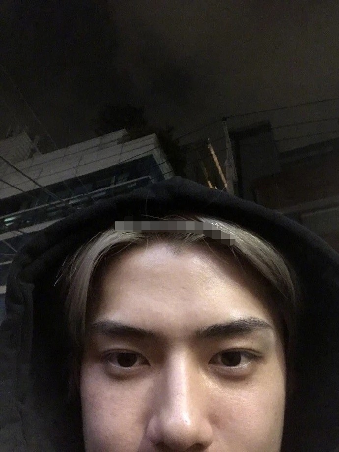 吴世勋进粉丝群被质疑街边自拍证明结果还是被踢好惨一男的