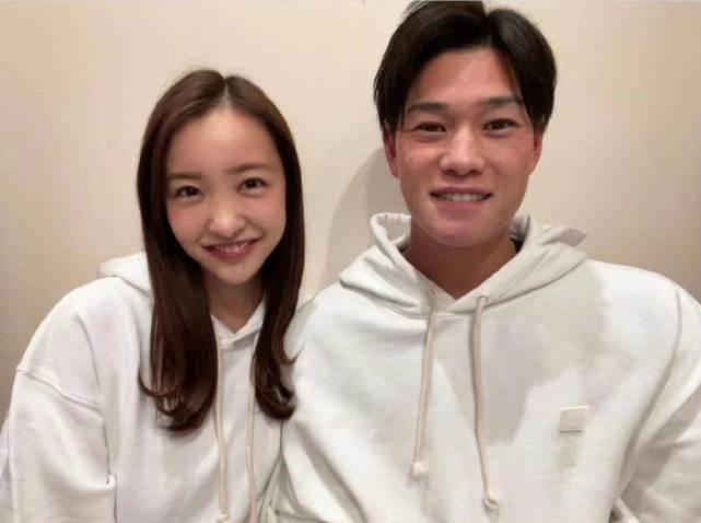 据悉,这次爆出的闪婚老公并不是什么圈内男星,而是一位职业棒球员,名